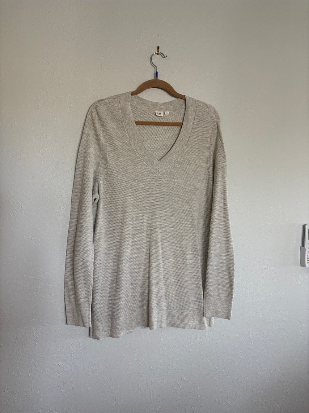 GAP Women's Light Gray V-Neck Long Sleeve Top
